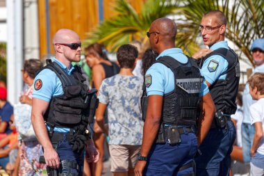 Saint-Gilles bankları, La Reunion - 25 Haziran 2017: Grand Boucan Karnavalı sırasında jandarma devriyesi.