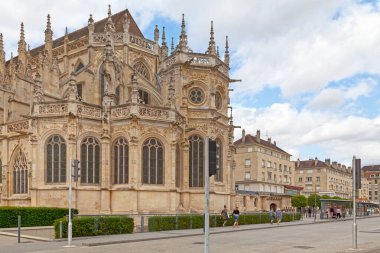 Caen, Fransa - 21 Temmuz 2017: Saint-Pierre de Caen kilisesinin Rönesans kilisesi, kalenin yanındaki bir 13. yüzyıl kilisesi.