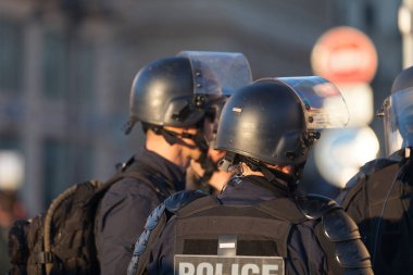 Marsilya, Fransa - 23 Mart 2019: Vieux Limanı 'nda CRS memurları başlık ve kurşun geçirmez yelek giydiler.