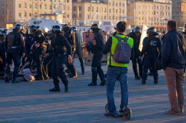 Marsilya, Fransa - 23 Mart 2019: Vieux Limanı 'ndaki bir protestoda göstericileri zemin üzerinde tutan polisler biraz fazla tedirgin olurken,.