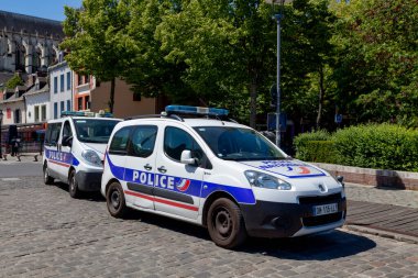 Amiens, Fransa - 30 Mayıs 2020: Katedral yakınlarında park halindeki Ulusal Polis aracından iki araç.