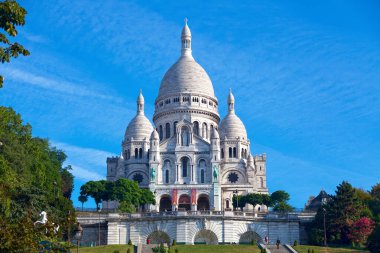 Paris, Fransa - 01 Eylül 2016: Güneşli bir günde Sacre-Coeur Bazilikası 'nda bir sürü turist merdivenlerde durup güzel mimari ve atmosferin tadını çıkarıyor.