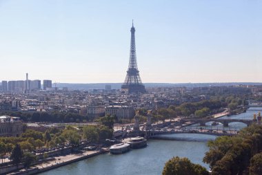 Paris, Fransa - Eylül 2016: Pont Alexandre III, Pont des Invalides ve Paris 'i Paris' e bağlayan Pont de l 'Alma nehri. Eyfel Kulesi hemen arkasında..