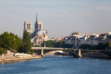 Sen Nehri kıyısındaki Pont de Sully ve Notre Dame de Paris manzarası.