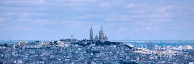 Sacre-Coeur Bazilikası 'nın Paris şehrini Montmartre tepesinden cüce gibi gösteren hava manzarası..