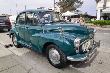 Larnaca, Kıbrıs - 28 Nisan 2024: Green Morris Minor 1000 4 kapılı bar.