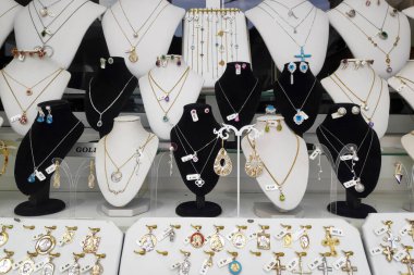 Kıbrıs 'ın eski Larnaka kentindeki bir kuyumcunun vitrininde çeşitli kolye ve kolyeler sergileniyor.