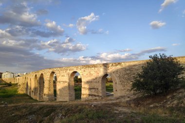 Kamares Aqueduct, Kıbrıs Rum Kesimi 'nin Larnaka kentinde 1747 yılında inşa edilen bir su kemeridir..