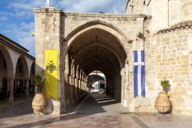 Kıbrıs Rum Kesimi 'nin Larnaka kentindeki 9. yüzyıl sonlarında bir kilise olan Saint Lazarus Kilisesi' nin sarılı galerisi..