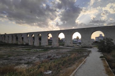 Kamares Aqueduct, Kıbrıs Rum Kesimi 'nin Larnaka kentinde 1747 yılında inşa edilen bir su kemeridir..