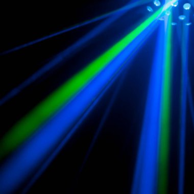 Karanlığa doğru ilerleyen renkli lazer ışını.