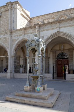 Larnaca, Kıbrıs - 03 Mart 2024: Balıkçıl anıtı Aziz Yusuf Rahibeleri Manastırı 'nın karşısındaki Rahibe Chambon' a dekore edildi.