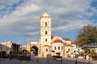 Larnaca, Kıbrıs - 17 Şubat 2024: Eski kentteki 9. yüzyıl Kutsal Aziz Lazarus Kilisesi.