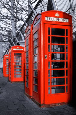 Londra 'nın merkezinde geleneksel kırmızı telefon kulübeleri..