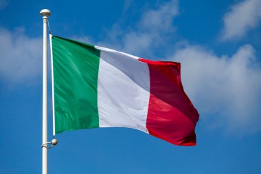 Havada sallanan İtalyan bayrağına yakın çekim.