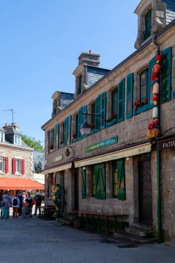 Concarneau, Fransa - 17 Ağustos 2023: Saint-Guenole Meydanı 'ndaki La Maison du Kouign Amann, Concarneau' nun Ortaçağ Ville Kapısı 'nda yer almaktadır..