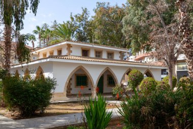 Larnaka Turizm Bakanlığı turizm mevzuatını, sektör denetimini denetlemekte ve turizm farkındalığı ve eğitimini desteklemektedir..