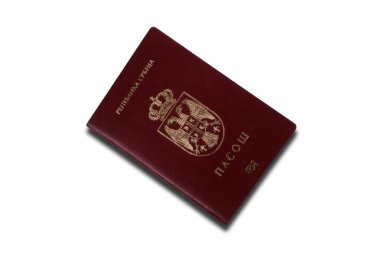 Beyaz arka planda izole edilmiş bir Sırp pasaportuna yakın plan.