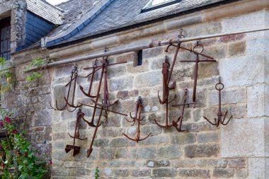 Locronan 'ın merkezindeki bir evin duvarında eski tekne çapaları ortaya çıktı..