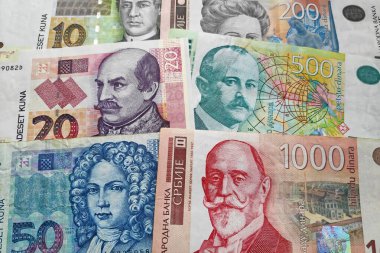 Hırvat Kuna ve Sırp Dinarı yığınına yakın çekim.