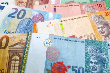 Bir yığın Euro ve Malezya Ringgit 'ine yakın çekim.