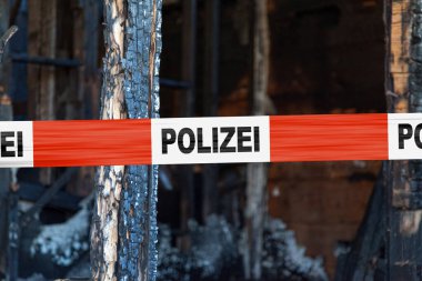 Bir kundakçı tarafından ev yakıldı ve polis bandı Almanca 