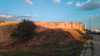Kamares Aqueduct, Kıbrıs Rum Kesimi 'nin Larnaka kentinde 1747 yılında inşa edilen bir su kemeridir..