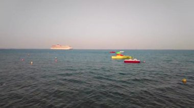 Tekneler, Kıbrıs Rum Kesimi 'nin Larnaka kentindeki Finikoudes plajında demirlemiş durumda..