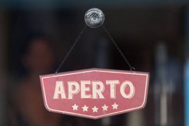 Bir dükkanın vitrinindeki eski moda levhada İtalyanca 