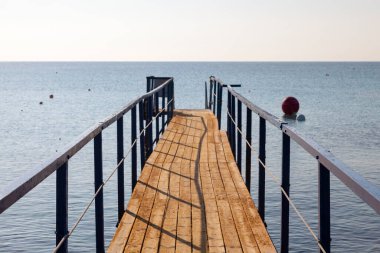 Rıhtım, Kıbrıs Rum Kesimi 'nin Ayia Napa kentindeki Landa Sahili' nin berrak sularına doğru ilerliyor..