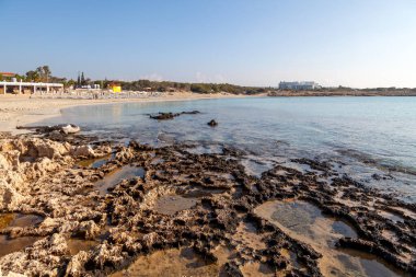 Kıbrıs Rum Kesimi 'nin Ayia Napa kentindeki Landa Sahili' nin rıhtımında kayalar var.