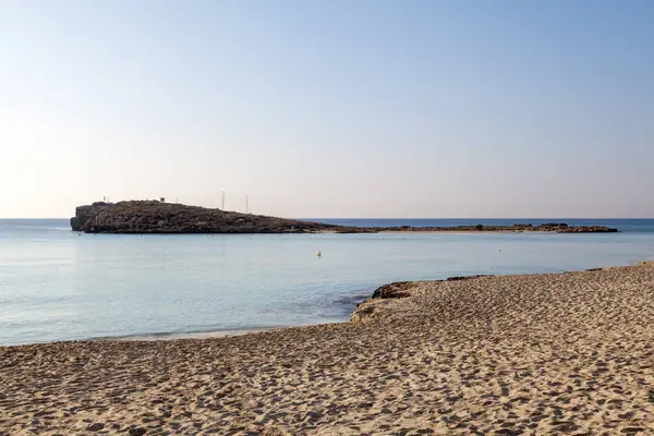 Nissi Adası, Ayia Napa 'daki Nissi Plajı, Kıbrıs Rum Kesimi.