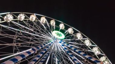 Geceleri dönen dönme dolabın düşük açılı görüntüsü.