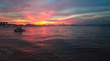 Gün batımında Pattaya sahilinin kıyısındaki jetski 'sinde bir adam.