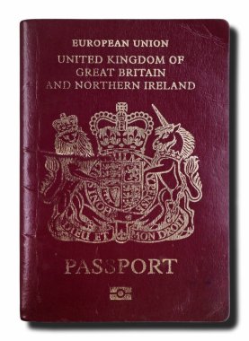 Beyaz bir arka planda izole edilmiş İngiliz pasaportuna yakın plan..