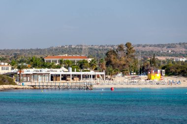 Ayia Napa, Kıbrıs - 15 Kasım 2024: Landa Sahili, Ayia Napa 'nın batı kıyısında yer alan güzel ve huzurlu bir yerdir..