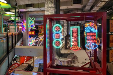 Bangkok, Tayland - 14 Ekim 2024: EM Pazar Salonu 'nun neon ışıkları, EmSphere' in yemek salonu, Phrom BTS istasyonu yakınlarındaki bir alışveriş merkezi.