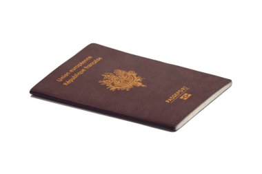 Beyaz arka planda izole edilmiş bir Fransız pasaportuna yakın plan..