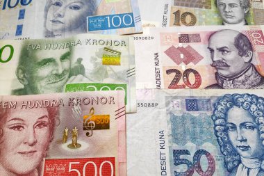 İsveç krona ve Hırvat kuna yığınına yakın çekim.