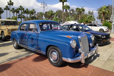 Larnaca, Kıbrıs - 12 Mayıs 2024: Mavi Mercedes-Benz 220 S (W180).