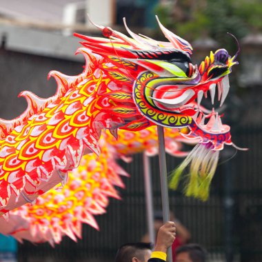 Saint Denis, Reunion Adası 'ndaki Guan Di Festivali sırasında ejderha dansı.