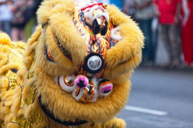 Saint Denis, Reunion Adası 'ndaki Guan Di Festivali sırasında geleneksel aslan dansı yapan kostümlü dansçılar..
