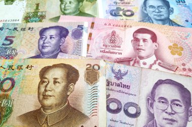 Çin Renminbi ve Tayland Bahtlarına yakın çekim.
