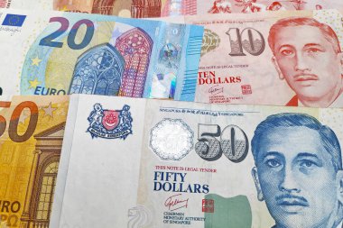 Bir yığın Euro ve Singapur dolarına yakın çekim.