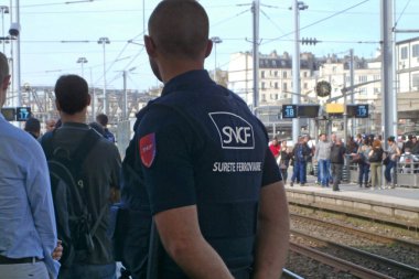 Paris, Fransa - 18 Nisan 2018: Surete Ferroviaire (demiryolu polisi) Ajanı Gare du Nord 'daki yolcuları gözden kaçırıyor.