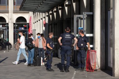 Lille, Fransa - 22 Haziran 2020: Surete Ferroviaire (demiryolu polisi) ajanları, COVID-19 salgını sırasında yolcuların maskelerini takıp takmadıklarını kontrol ediyorlar..