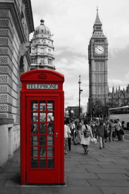 Londra, İngiltere - 19 Ağustos 2006: Big Ben 'in önündeki geleneksel kırmızı İngiliz telefon kulübesi siyah ve beyaz üzerine izole edildi.