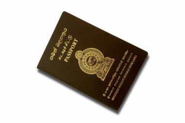 Beyaz arka planda izole edilmiş bir Sri Lanka pasaportuna yakın plan.