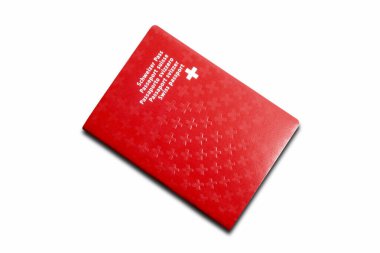 Beyaz bir arka planda izole edilmiş İsviçre pasaportu yakın plan..
