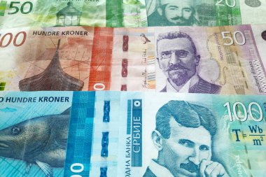 Norveç kronu ve Sırp Dinarı yığınına yakın çekim.